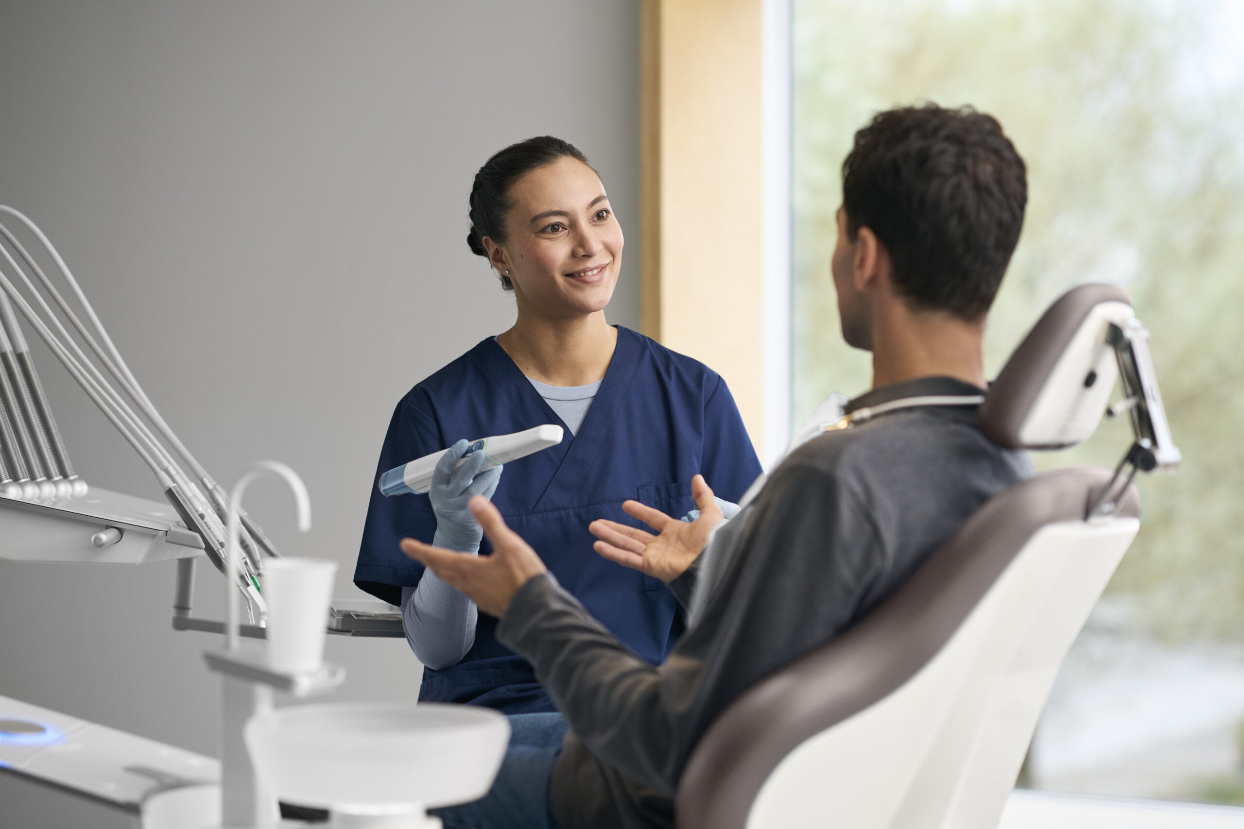 TRIOS 6_Lifetyle Photos_Conversation_Hygienist male patient talking_High Res_2025